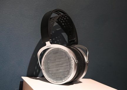 Sidabrinio metalo atviro apvalkalo ausinės su perforuotomis tinklelių gardelėmis, juoda perforuota galvos juosta, įrašas HE600, šoninė vaizdas