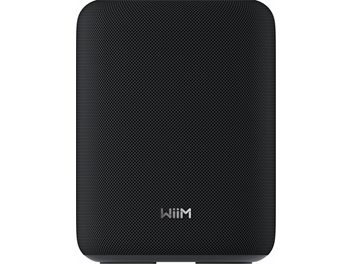 Must ühendatav WiiM Sound Lite must kõlar, vaade eest, ümarate nurkadega ristkülikukujuline korpus ja peene võrega esipaneel