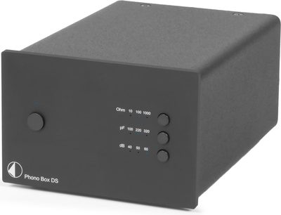 Pro-Ject Phono Box DS sort forforstærker i sort, set forfra, mat mørkegråt rektangulært kabinet, 3 drejekontakter, 1 blå LED, hvid serigrafi