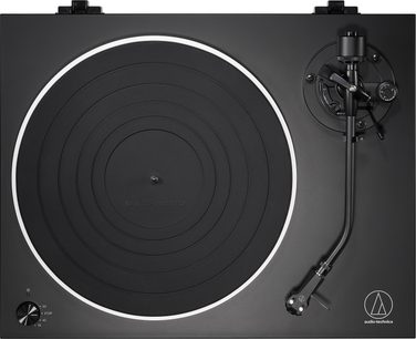 Audio Technica AT-LP5X sort pladespiller, set oppefra, tonarm med pickup, drejeskive, kontroller og tilslutninger på bagsiden