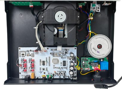 Reproductor de CD de alta fidelidad Taga Harmony TCD-30 con componentes electrónicos internos, cableado colorido y transformador circular visible
