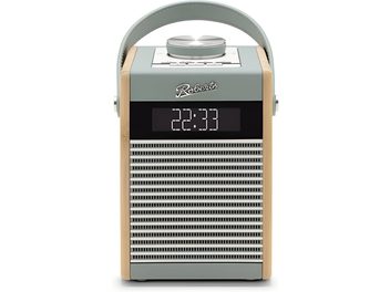 Roberts Rambler Midi Tischradio in Entenblau mit hellen Holzseiten, horizontalem Metallgitter und zentralem Digitaldisplay unter dem Logo, gebogener Tragegriff, Frontansicht