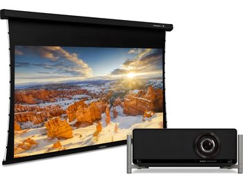 Schwarze motorisierte Projektionsleinwand mit schwarzem Heimkino-Beamer in Vorderansicht und Bild einer verschneiten Landschaft