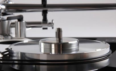 Rega Planar 10 pladespiller i mat sort med Apheta 3 MC-pickup. Nærbillede af aluminiumspladen og centeraksen