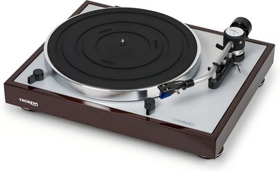 Gramofon Thorens TD 403 DD v lakovaném ořechovém provedení. Černý talíř, raménko, kazeta, zdvihač raménka, ovládací tlačítka a nožky ze dřeva.