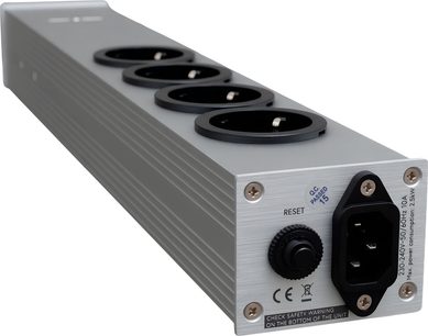 Multipresa Taga Harmony PF-400USB argento, 4 prese di corrente e 2 porte USB, vista prospettica dall'alto, finitura in alluminio spazzolato
