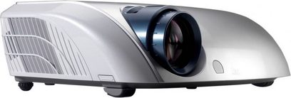 Optoma EP910 grå og sort videoprojektor, set fra venstre trekvartsvinkel forfra, med objektivet forskudt mod højre