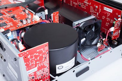 Anthem MRX-710 sort hjemmebiografsforstærker, set ovenfra indvendigt, røde printplader, elektroniske komponenter, blæser