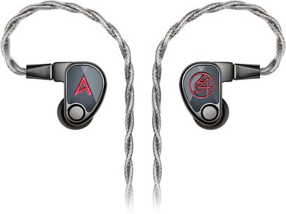 Svetleče črni ušesni čepki Astell&Kern XIO z rdečimi logotipi in prozornim pletenim kablom, pogled od spredaj
