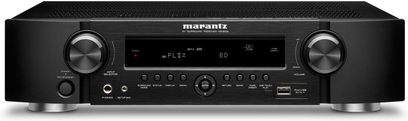 Marantz NR-1602 sort hjemmebiografsforstærker, set forfra, sort front med knapper, drejeknapper og blå display i midten