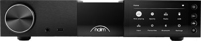 Przedwzmacniacz stereo Naim Audio NSC 222 w kolorze czarnym, widok z przodu, z przyciskami, gniazdami i wyświetlaczem