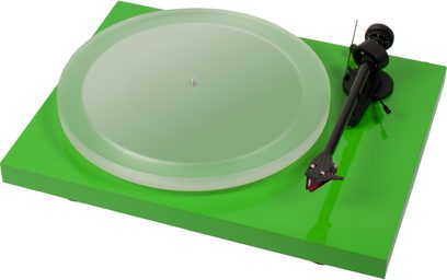 Gramofon Pro-Ject Debut Carbon Esprit zelený na zeleném podstavci, černé raménko s přenoskou, pohled shora z pravé přední strany
