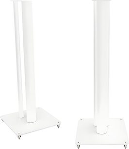 Stojan na reproduktory Q Acoustics 3000FSi bílý, pohled zepředu, složený ze dvou bílých vertikálních válcových trubek na bílé čtvercové základně