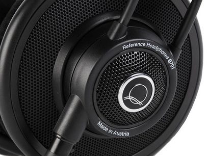 AKG Q 701 sort hi-fi hovedtelefoner, nærbillede forfra af den sorte hexagonale metalrist og det sølvfarvede Q-logo
