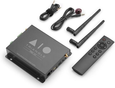 Amplificador hi-fi estéreo Triangle AIO PRO A50 preto, controle remoto, 2 cabos de áudio, 2 antenas wi-fi, vista superior sobre fundo branco