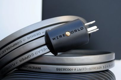 Napájecí kabel Wireworld Silver Electra 10 Power 2m, černý válcový konektor se zlatým logem, ploché stříbrné vodiče