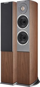 Pár sloupových reproduktorů AudioVector R3 Arreté v ořechovém provedení, pohled ze tří čtvrtin zepředu, štíhlé skříně s ořechovým dýhováním a tmavou základnou, šedý přední panel vybavený obdélníkovým výškovým reproduktorem, dvěma kruhovými reproduktory a odnímatelnou černou mřížkou na levém reproduktoru