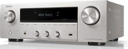 Ampli hi-fi stereo Denon DRA-900H stříbrný, pohled zepředu, displej "HEOS Music", ovládací tlačítka a knoflíky, konektory pro sluchátka a síť