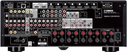 Yamaha RX-A1010 sort hjemmebiografsforstærker, frontpanel, frontvisning, mange lyd- og videostik, knapper og drejeknapper til justering