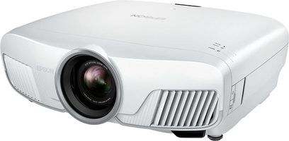 Epson EH-TW9400W hvid videoprojektor, set lidt fra siden forfra, linse til venstre, ventilationsriste til højre