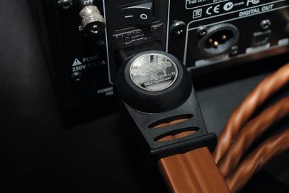 Câble d'alimentation secteur Wireworld Electra 7 1m branché à un appareil audio avec prise IEC et fiche Schuko argentée