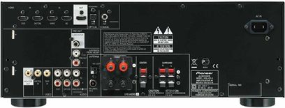 Galinė „Pioneer VSX-422" sidabrinės namų kino stiprintuvo pusė su gausybe audio / vaizdo jungčių