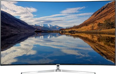 Samsung UE78KS9000 buet TV viser et snedækket bjerglandskab reflekteret i en rolig sø i forgrunden