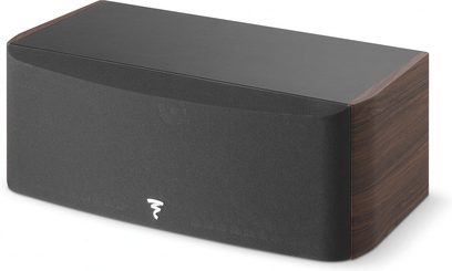 Centrální reproduktor Focal Aria CC 900 ořech, obdélníková skříň z tmavého dřeva, černá mřížka, pohled zepředu v mírném nadhledu