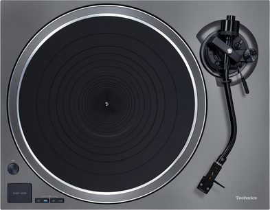 Тъмносив грамофон Technics SL-1500CS, голям черен плот с метален кант, S-образно рамо и дискретни управляващи елементи