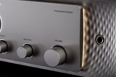 Закъснен поглед отпред на сребрист интегриран Marantz Model 30 hi-fi усилител, фокусиран върху бутоните за баланс и звук