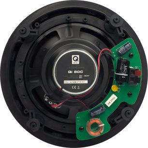 Indbygget loftshøjttaler Q Acoustics QI80C i sort plast og metal, set bagfra med det cirkulære chassis, den sølvfarvede centrale magnet og det grønne printkort med elektroniske komponenter
