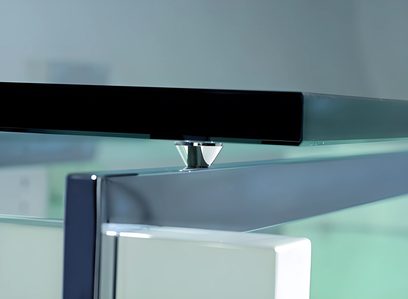 Hi-Fi skříňka Schroers & Schroers Charisma Audio černá se skleněnými dvířky, chromovanou rukojetí a horní deskou ze skla