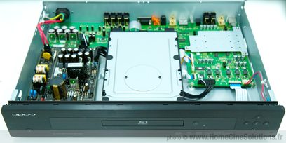 Reproductor de Blu-ray OPPO BDP-93EU abierto, vista superior de la placa de circuito impreso con componentes electrónicos, cables y conectores