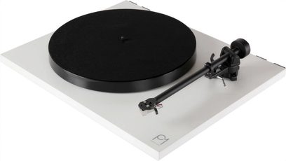 Hi-fi pladespiller Rega Planar 1 i mat hvid, MDF-chassis, sort pladetallerken, tonearm, minimalistisk