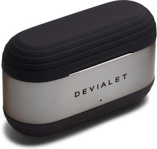 Безжичен слушалки Devialet Gemini II в матов черен цвят, изглед от лявата страна, черно гланцирано овално калъфче за съхранение и зареждане
