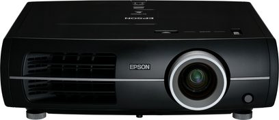 Epson EH-TW5500 sort videoprojektor, set forfra, centreret linse, sideventilationsgitre, kontrolpanel øverst