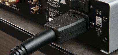 QED XT5 Power 3m netledning tilsluttet et elektronisk apparat, nærbillede af hanstikket