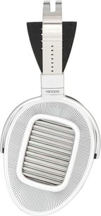Open bedrade hifi-koptelefoon Hifiman HE1000, bovenaanzicht, zilverkleurige ovale oorschelp, horizontale grille, metalen hoofdband