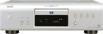 Denon DCD-2000AE CD-afspiller, frontvisning, sølvfarvet front med blå skærm, kontrolknapper og -hjul, dobbelt sort støttefod