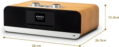 Roberts BluTune 300 bordradio med rektangulær kasse i lys træfinish, sort plastikfront med hvid bundstreg og centralskærm, vandret sprække under skærmen, to sølvfarvede metalhjul på toppen, afrundede hjørner, trekvarts forfra højre visning