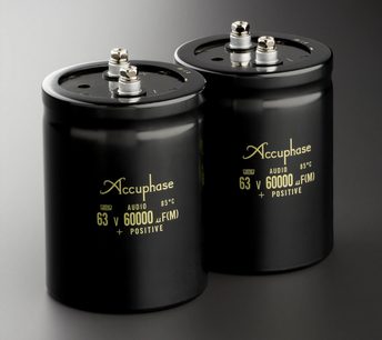 Accuphase A-48S, два цилиндрични черни кондензатора, изглед от три четвърти, златни надписи, метални клеми отгоре