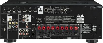 Pioneer VSX-1122 sort hjemmebiografsforstærker, set forfra, med mange stik og knapper på forsiden, LED-display i midten