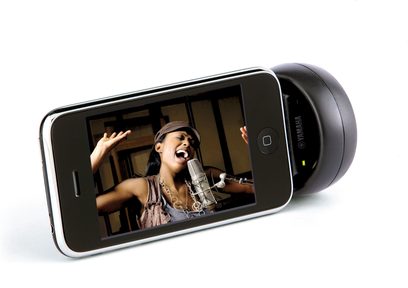 Yamaha PDX-50 multimedia speaker nera, vista frontale, che mostra un'immagine ravvicinata di una cantante sul suo schermo integrato