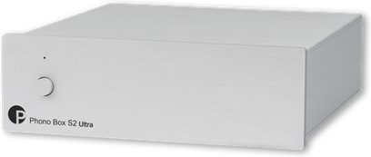 Pro-Ject Phono Box S2 Ultra hõbedane phono-eelvõimendi, harjatud metallist ristkülikukujuline korpus, esipaneelil ümmargune nupp ja valgusindikaator
