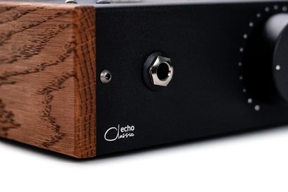 Preamplificatore per cuffie hi-fi Feliks Audio Echo Classic nero con lati effetto legno, presa cuffie sul frontale e grande manopola