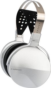 Åbent, kablet hi-fi-hovedtelefon Hifiman Isvarna, set fra en vinkel, med cirkulære sølvfarvede ørekopper, perforeret metalbøjle og sorte ørepuder.