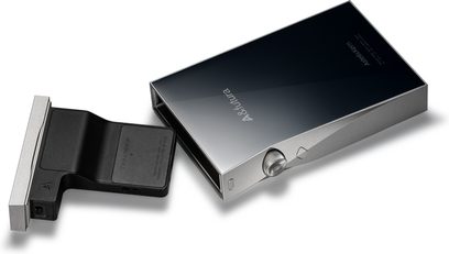 Sort og sølvfarvet Astell&Kern SEM-3 udvidelseskort, set forfra og fra siden, med stik og drejeknap