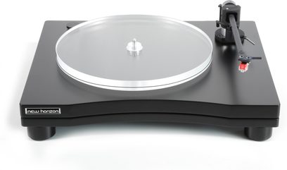 New Horizon 202 sort pladespiller med AT-VM520EB pickup, set lidt fra siden ovenfra, sølvfarvet pladedrev, sort tonarm