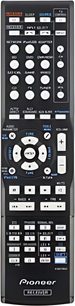 Sort Pioneer VSX-827 fjernbetjening med mange hvide og blå knapper på sort baggrund, set forfra