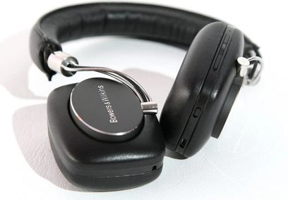 Słuchawki Bowers & Wilkins P5 Wireless czarne, widok z lewego profilu, skórzane poduszki, wyściełany pałąk, przyciski na prawej słuchawce